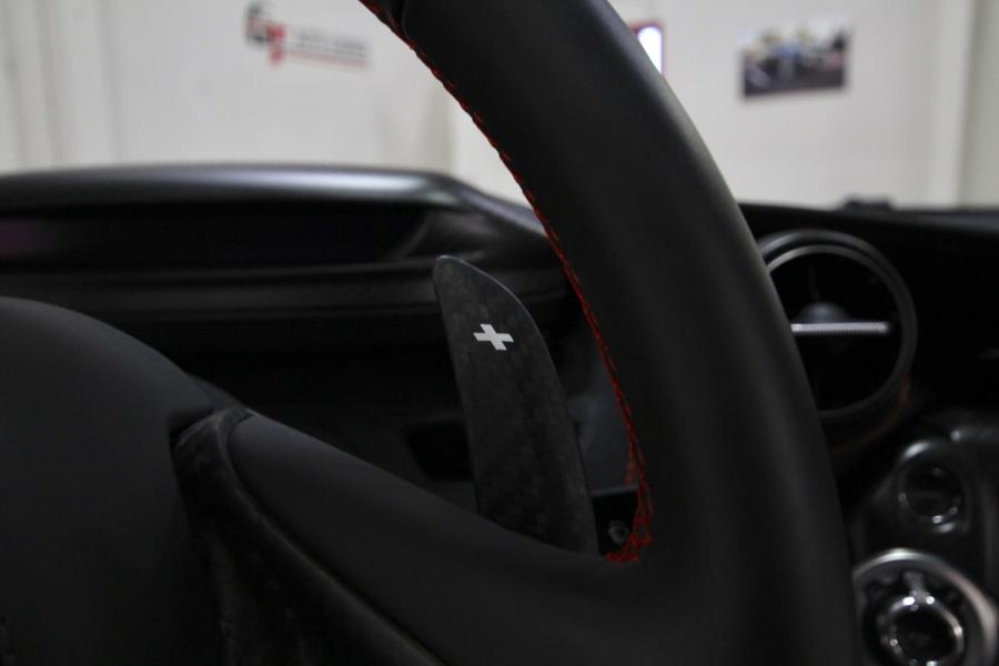 Детали интерьера McLaren 720S Performance 2018 года  (фото 42 из 60)